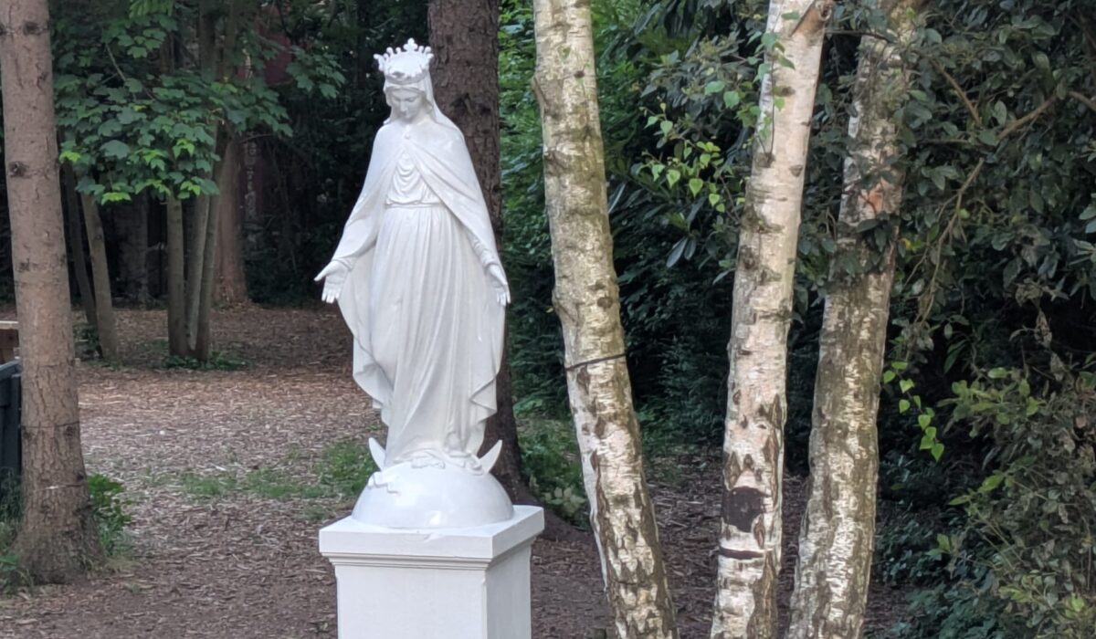 La statue de Marie a retrouvé son éclat