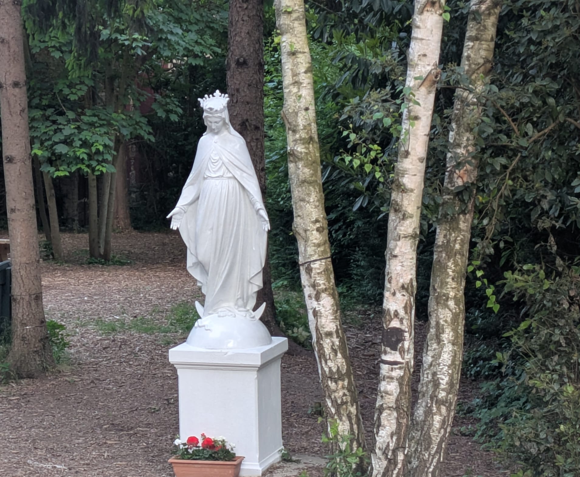 La statue de Marie a retrouvé son éclat